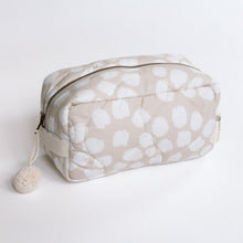 Load image into Gallery viewer, Quilted Washbag - Scallop