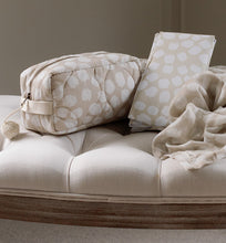 Load image into Gallery viewer, Quilted Washbag - Scallop
